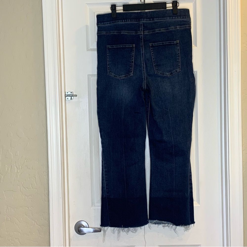SPANX Kick Crop Flare Denim Jeans M/Dk Wash Raw Hem Size XL Pull-on Shaping - Picture 10 of 10